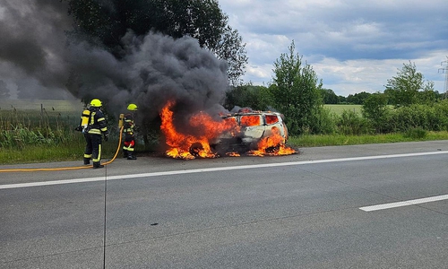 Der in Vollbrand stehende Pkw (Archiv)