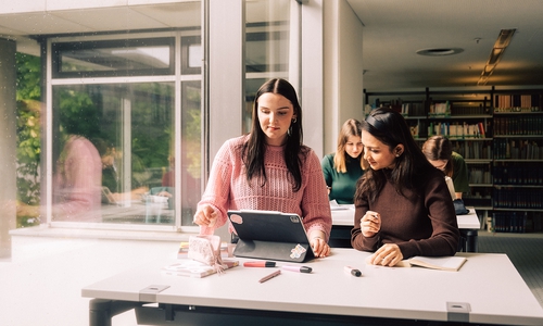 Studierende der TU Braunschweig in der Universitätsbibliothek.