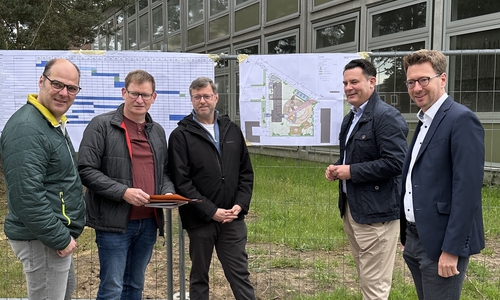 Jens Brünig (Fachbereichsleiter Schule und Jugend), Karsten Moritz (Fachbereichsleiter Bauverwaltung), Staubaurat Oliver Bley, Bürgermeister Matthias Nerlich und Erster Stadtrat Johannes Jürgen Laub (v. li.).