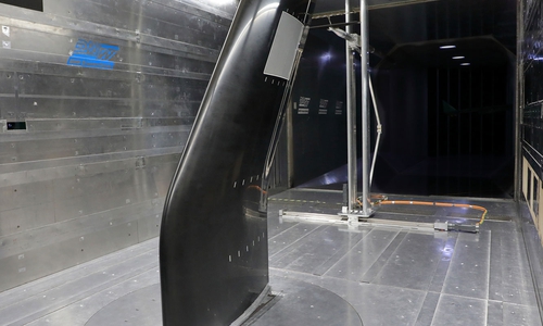 Der Sichelflügel in der Messstrecke des Niedergeschwindigkeits-Windkanal Braunschweig. Das 3D-gedruckte Absaugpaneel wurde im oberen Drittel des Flügels installiert und ist in grau zu erkennen.