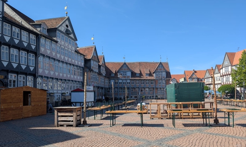 Der Aufbau für das Weinfest ist in vollem Gange. 