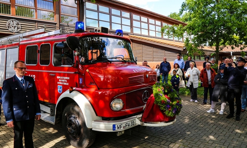 Das alte Fahrzeug wurde vom Hof geleitet. 