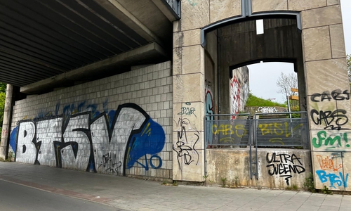Hier in Gliesmarode finden sich viele Schmierereien mit Fußballbezug. Aufgrund des Gesamteindrucks wurde auf ein Verpixeln verzichtet.