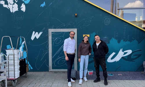Wolfsburgs neustes Wandbild in der Entstehung: Jens Hofschröer (li.), Joelle Wedemeyer und Alee Mojahedi (v. li.).