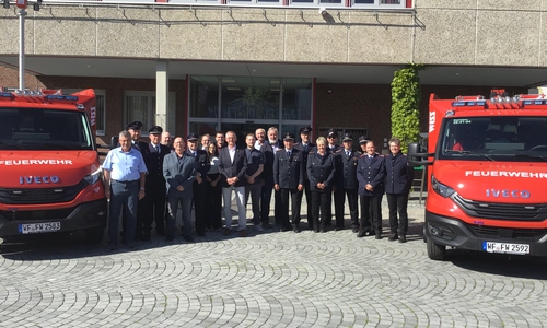 Strahlende Gesichter, bei Feuerwehr, Politik und Verwaltung vor dem Rathaus in Schöppenstedt bei der Fahrzeugübergabe
