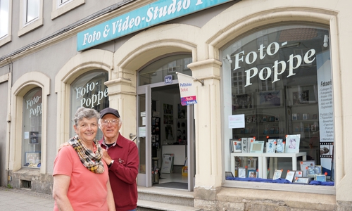 Marita und Wolfgang Poppe vor ihrem Ladengeschäft in der Breiten Herzogstraße.