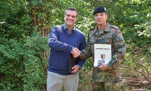 Landrat Dr. Alexander Saipa (links) zeichnet Oberst Dirk Waldau, Kommandeur des Landeskommandos Niedersachsen der Bundeswehr, mit der Ehrenmedaille des Landkreises Goslar aus.
