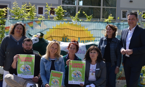 Mehtap Aydinloglu (Stabstelle Integration Landkreis), Artur Buschmann (Kita Süd), Justyna Schiffers (Leiter Kita Süd), Nadine Gaumert (Grille), Marion Friemel ( Leiterin Grille), Isabell Kowalk (Kirchenvorstandsvorsitzende Martin-Luther-Gemeinde).