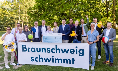 Bei der Übergabe des Schecks an Oberbürgermeister Dr. Thorsten Kornblum (v. li.): Justus Perschmann, Perschmann Holding, Christoph Gmyrek, Gmyrek Invest, Dr. Gary Blume, Alexandra Honcza, Krumpholz Bürosysteme GmbH, Dr. Christian Vollmer, Jens-Uwe Freitag, BS|Energy, Barbara Ding, Jonas Gnauck, New Yorker, Dr. Thorsten Kornblum, Dr. Christian Dahlheim, Volkswagen Financial Services AG, Marc Knackstedt, Öffentliche Versicherung, Florian Kroker, Max Kroker Bauunternehmung GmbH, Heike Belhustede, Michael Wittchow, Volksbank BRAWO eG, Jan-Peter Ewe, EWE Armaturen.