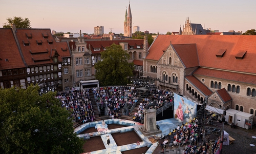 Abwechslungsreiche Veranstaltungen wie das Burgplatz Open Air laden Besucherinnen und Besucher zu guter Unterhaltung im Freien ein. 