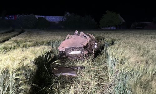 Auf der B444 kam es zu einem schweren Unfall, der Mercedes wurde total zerstört, der Fahrer schwer verletzt. 