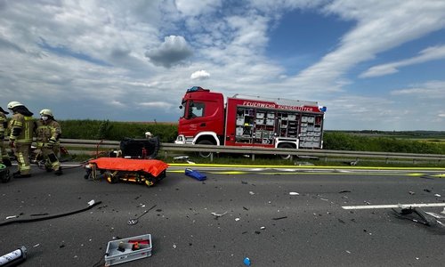 Die Trümmer verteilten sich weit über die Fahrbahn.