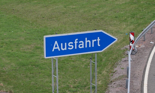 Ausfahrts-Schild an einer Autobahn (Archiv)