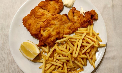 Pommes mit Wiener Schnitzel (Archiv)