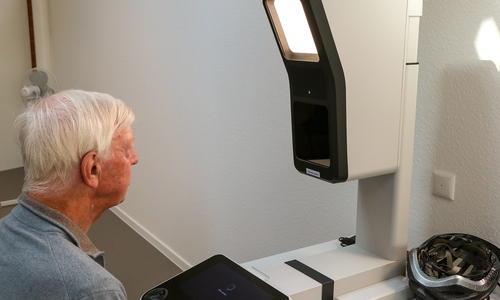 Ratsherr Dr. Rudolf Ordon testet den Fotoautomaten.