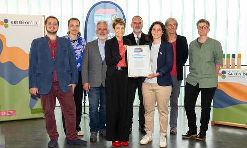 Zertifikatsübergabe mit TU-Präsidentin Angela Ittel, TU-Vizepräsident für Digitalisierung und Nachhaltigkeit Professor Manfred Krafczyk und Lena van der Kamp von Fairtrade Germany.