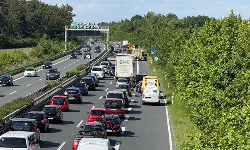 An der Unfallstelle staute sich der Verkehr in Richtung Wolfsburg.