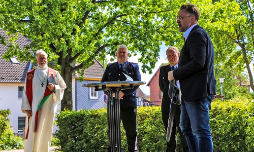 Bürgermeister Ivica Lukanic hat den symbolischen Schlüssel an Stadtbrandmeister Olaf Glaeske übergeben. 