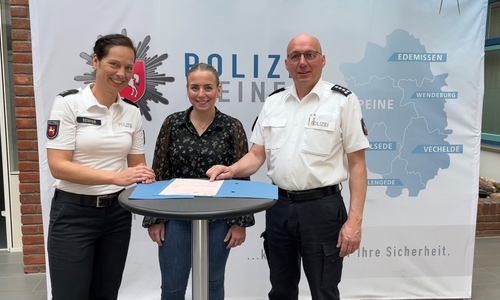 Polizeioberrätin Julia Semper, Sachbearbeiterin für Verkehrsangelegenheiten Wiebke Luttkus und Polizeihauptkommissar Stefan Rinke bei der Präsentation der Verkehrsunfallstatistik. 