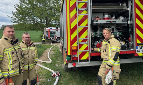 Die Freiwilligen Feuerwehren Groß Flöthe und Börßum sprangen nun kurzfristig ein, um Laichgewässer vor dem Austrocknen zu bewahren.