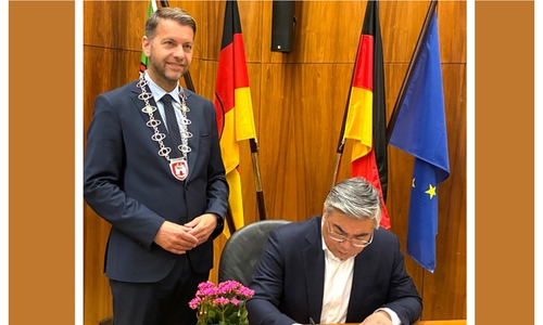 Oberbürgermeister Dennis Weilmann (links) mit seinem Gast beim Eintrag ins Gästebuch der Stadt. 