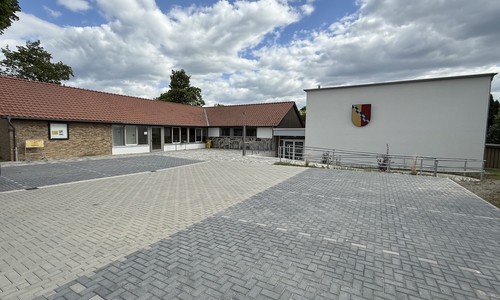 Außengelände und Außenansicht des sanierten Dorfgemeinschaftshauses Dorstadt.
