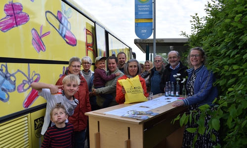 Zahlreiche Salzdahlumerinnnen und Salzdahlumer besuchten den Bücherbus. Zu diesem Termin war das ganze Bücherbus-Team, Landrätin Christiana Steinbrügge sowie Kreistagsabgeordnete vor Ort.