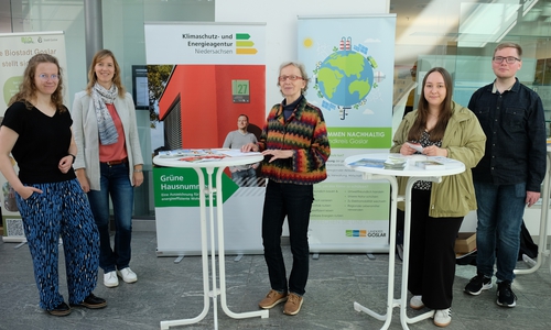Die „Grüne Hausnummer“ wird von der Informationskampagne „Nachhaltig versorgt vor Ort – Energiewende zu Hause“ begleitet. Marie Scholz (Klimaschutzmanagerin Bad Harzburg), Elisa Nestmann (Klimaschutzmanagerin Landkreis Goslar), Cornelia Grote-Bichoel (Energie- und Ressourcen Agentur Goslar e.V.), Anna Scherschmidt (Umweltschutzbeauftragte Stadt Goslar) und Frederick Banse (Klimaschutzmanager Braunlage) (von links) informieren beim Tag der Sonne über die Angebote der Reihe. 