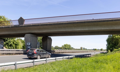 An dieser Autobahnbrücke ereignete sich die Attacke.