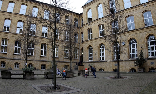 Kinder spielen auf einem Schulhof (Archiv)