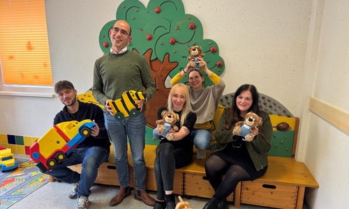 Kinderarzt Dr. Hasan (2. v. l.), MVZ-Praxismanagerin Jana Rainoch (r.) sowie weitere Mitarbeitende der neuen Praxis.