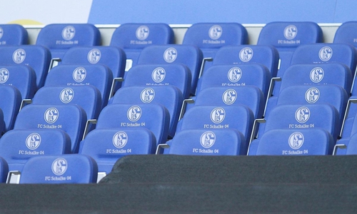 Sitze mit Logo des FC Schalke 04 (Archiv)