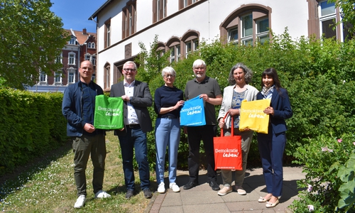 Die Partnerschaft für Demokratie im Landkreis Wolfenbüttel startet in die dritte Förderperiode (vl.n.r.): Jonas Kirsch (Leitung AWO-Freiwilligenagentur), Falk Hensel (Leiter Geschäftsfeld Familie und Soziale Dienste im AWO), Landrätin Christiana Steinbrügge, Axel Klingenberg (Mitarbeiter Freiwilligenagentur , Partnerschaft für Demokratie), Ghalia El Boustami (Leitung Stabsstelle Gesellschaft und Integration im BIZ) und Susanne Köhler (Koordinatorin Partnerschaft für Demokratie).
