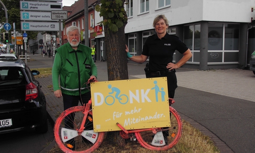 Klaus Seiffert von der Verkehrswacht Wolfsburg und Silke Hitschfeld von der Polizei Wolfsburg.