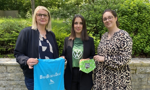  Rosemarie Springer (Babybesuchsdienst Stadt Wolfsburg), Anett Somogyi vom VfL Wolfsburg und Jasmin Meyer (Babybesuchsdienst) freuen sich über die Kooperation. 