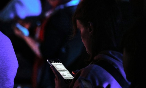 Junge Frau mit Smartphone am 28.05.2025