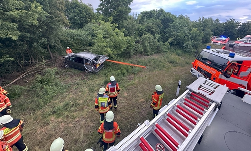 Die Einsatzkräfte bei der Bergung des verunfallten Autos.