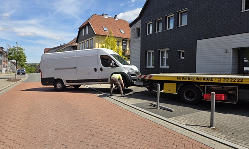 Übersichtsaufnahme des verunfallten Transporters während der Bergungsmaßnahmen.