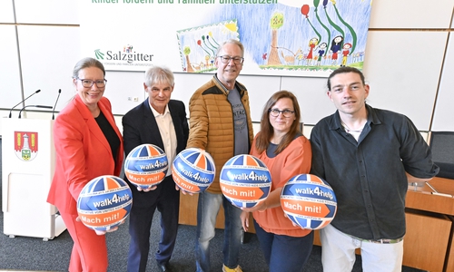 von links: Nicole Mölling (Volksbank BRAWO und United Kids Foundations), Frank Klingebiel (Oberbürgermeister der Stadt Salzgitter), Volker Machura (Wir helfen Kindern e.V.), Daniela Söhler (Feuerwehr) und Philipp Schmidt (OBS Sickte) rufen zur Teilnahme am walk4help auf.