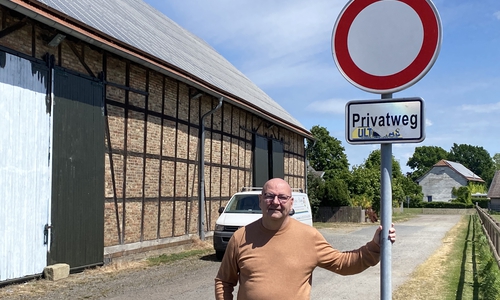 Weil der Linienbus bis Ende August diesen Privatweg befahren darf, konnten gleich mehrere Ärgernisse in Fümmelse beseitigt werden, verkündet Ortsbürgermeister Marc Angerstein.