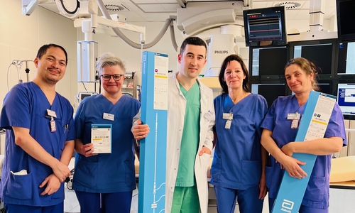 Dr.med. Halit Popi (Mitte), Oberarzt der Kardiologie der Asklepios Harzkliniken, und sein Team, mit dem Kabellosen Herzschrittmacher (noch verpackt)..