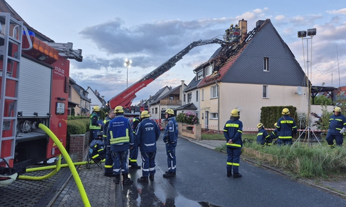 Die Einsatzkräfte am Brandort.