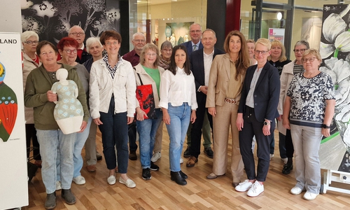 Freuen sich auf den Start der Pop-up-Galerie in der City Galerie Peine: Klaus Saemann, Bürgermeister der Stadt Peine und Aufsichtsratsvorsitzender der Peine Marketing GmbH (7.v.r.), Anja Barlen-Herbig, Geschäftsführung Peine Marketing GmbH (6.v.r.), Saha Onal-Elmas, Stabsstellenleiterin der Wirtschaftsförderung der Stadt Peine (9.v.r.), Frank Ledel, Center-Manager City Galerie Peine (8.v.r.), Kathrin Bolte, Projektmanagerin Zentrenmanagement (4.v.r.), Vera Szöllösi, 1. Vorsitzende der Künstlervereinigung KiP – Kunst im Peiner Land (6.v.l.) und die Mitglieder der Künstlervereinigung KiP – Kunst im Peiner Land.