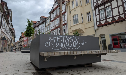 Die neuen Pflanzkästen wurden schon beschmiert.