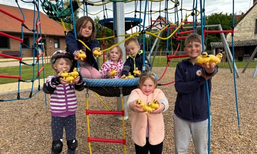 Mila, Maya, Emma, Till, Amelie und Leo (von links) haben sich schon gelbe Quietsche- Entchen für das Entenrennen auf der Warne gesichert.