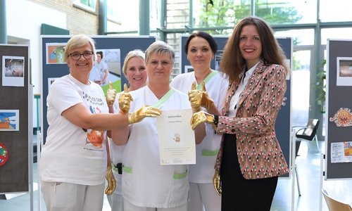 Gold-Auszeichnung für die Aktivitäten in Sachen Händedesinfektion (v.l.n.re.): Das Hygiene-Team des Klinikum Wolfsburg um Klinikhygienikerin Dr. Birgit Feier (li.) Medizinische Direktorin Priv.-Doz. Dr. Alina Dahmen (re.) präsentieren das Zertifikat