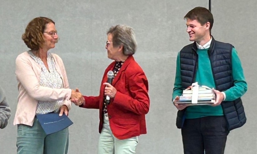 Schulleiterin Christel Jamaszyk, Stadtbibliotheksleiterin Sylvia Fiedler und Dr. Henrik Stehlik (Stadtbibliothek) bei der Übergabe des Kooperationsvertrags.