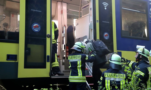 Die Feuerwehrkräfte mussten zirka 50 Reisende aus dem Zug evakuieren. 