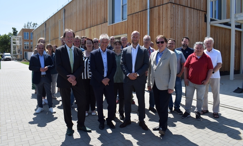 Gruppenbild bei der Einweihung der Kita Wiesenstraße, erste Reihe v.l.: Ortsbürgermeister Andreas Triebe, Oberbürgermeister Frank Klingebiel, Tobias Böttcher (Amt für Regionale Landesentwicklung) und Stadtrat Dr. Dirk Härdrich.