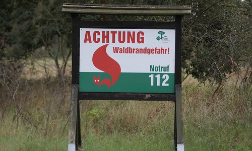 Hinweis auf Waldbrandgefahr (Archiv)